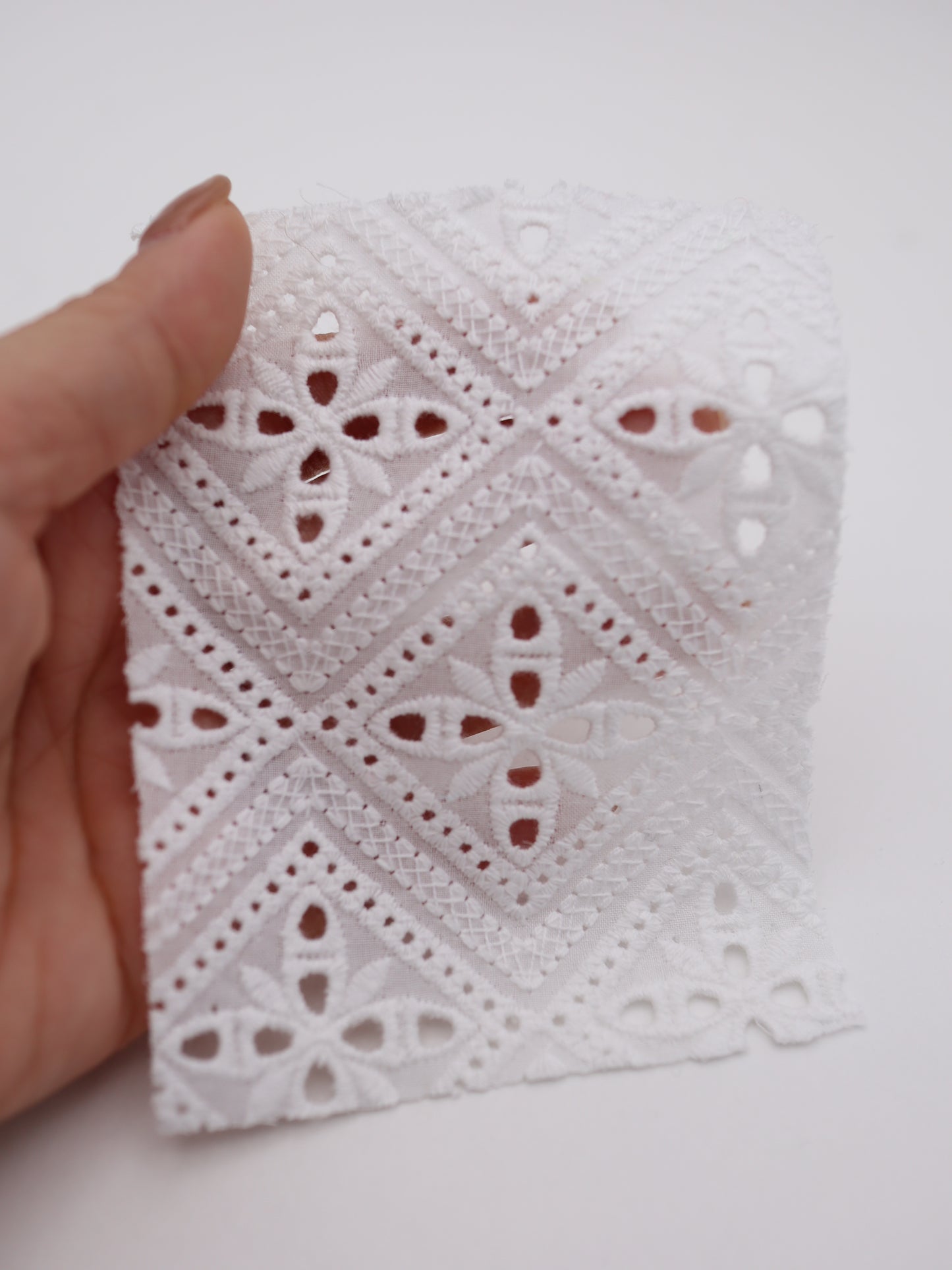 綿100%・パネル幾何フラワー刺繍ローン生地｜【生地幅】約132センチ 【混率】綿100％｜ドッグウエア・KIDSウエア・ブラウス・雑貨向き｜26AW-242