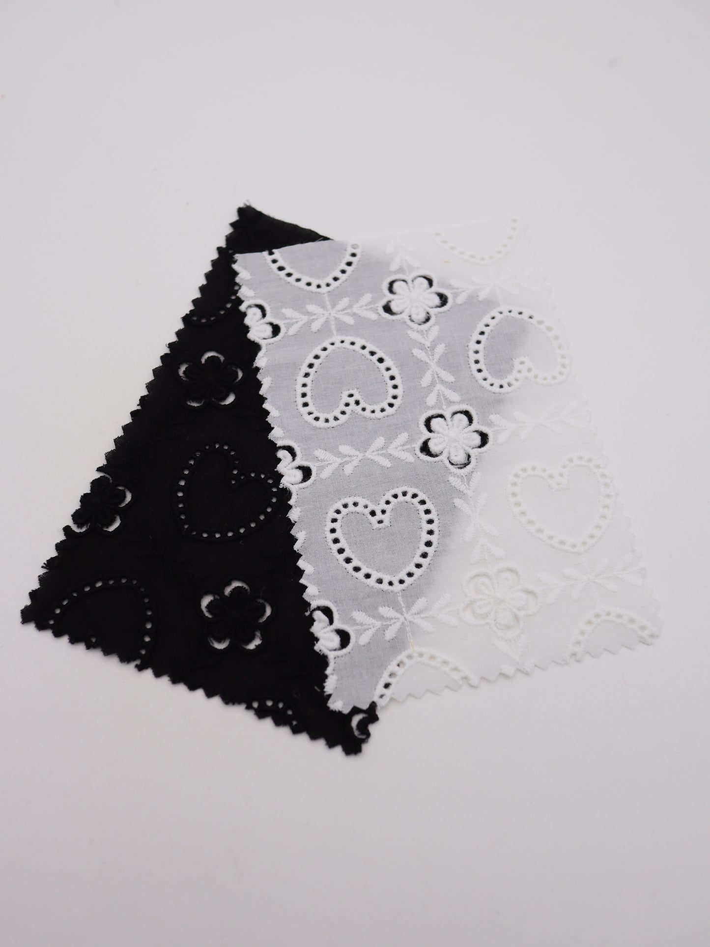 綿100%・ハート＆フラワーパネル刺繍ローン生地｜【生地幅】約127センチ 【混率】綿100％｜ドッグウエア・KIDSウエア・ブラウス・雑貨向き｜26AW-240