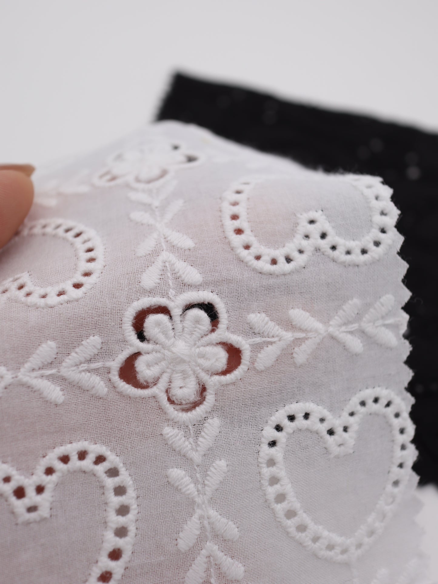 綿100%・ハート＆フラワーパネル刺繍ローン生地｜【生地幅】約127センチ 【混率】綿100％｜ドッグウエア・KIDSウエア・ブラウス・雑貨向き｜26AW-240