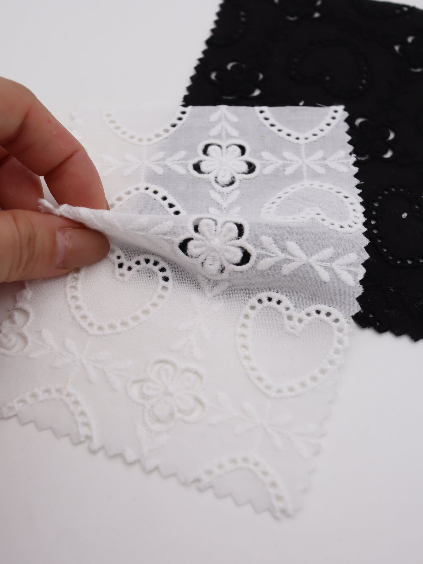 綿100%・ハート＆フラワーパネル刺繍ローン生地｜【生地幅】約127センチ 【混率】綿100％｜ドッグウエア・KIDSウエア・ブラウス・雑貨向き｜26AW-240