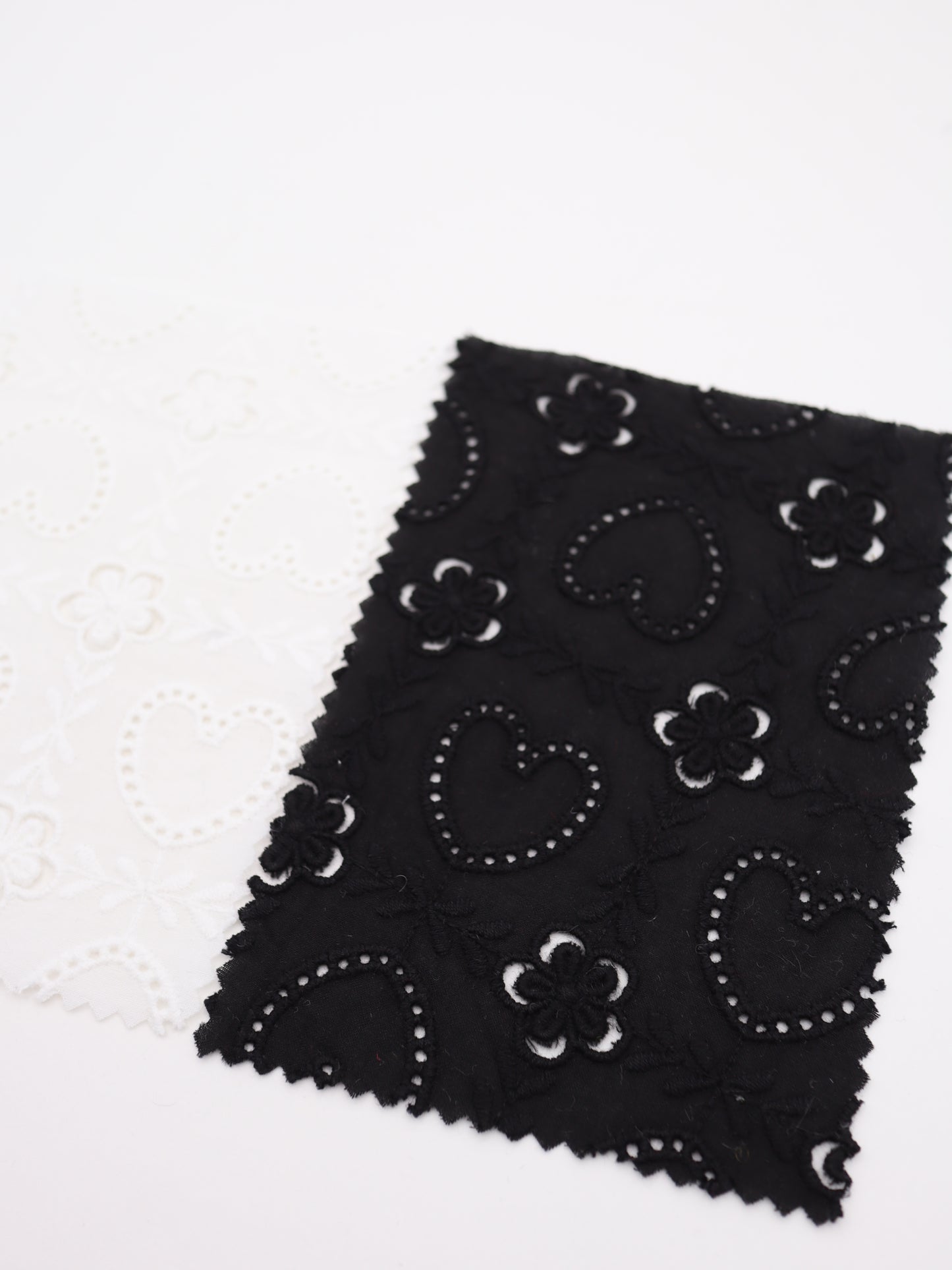 綿100%・ハート＆フラワーパネル刺繍ローン生地｜【生地幅】約127センチ 【混率】綿100％｜ドッグウエア・KIDSウエア・ブラウス・雑貨向き｜26AW-240