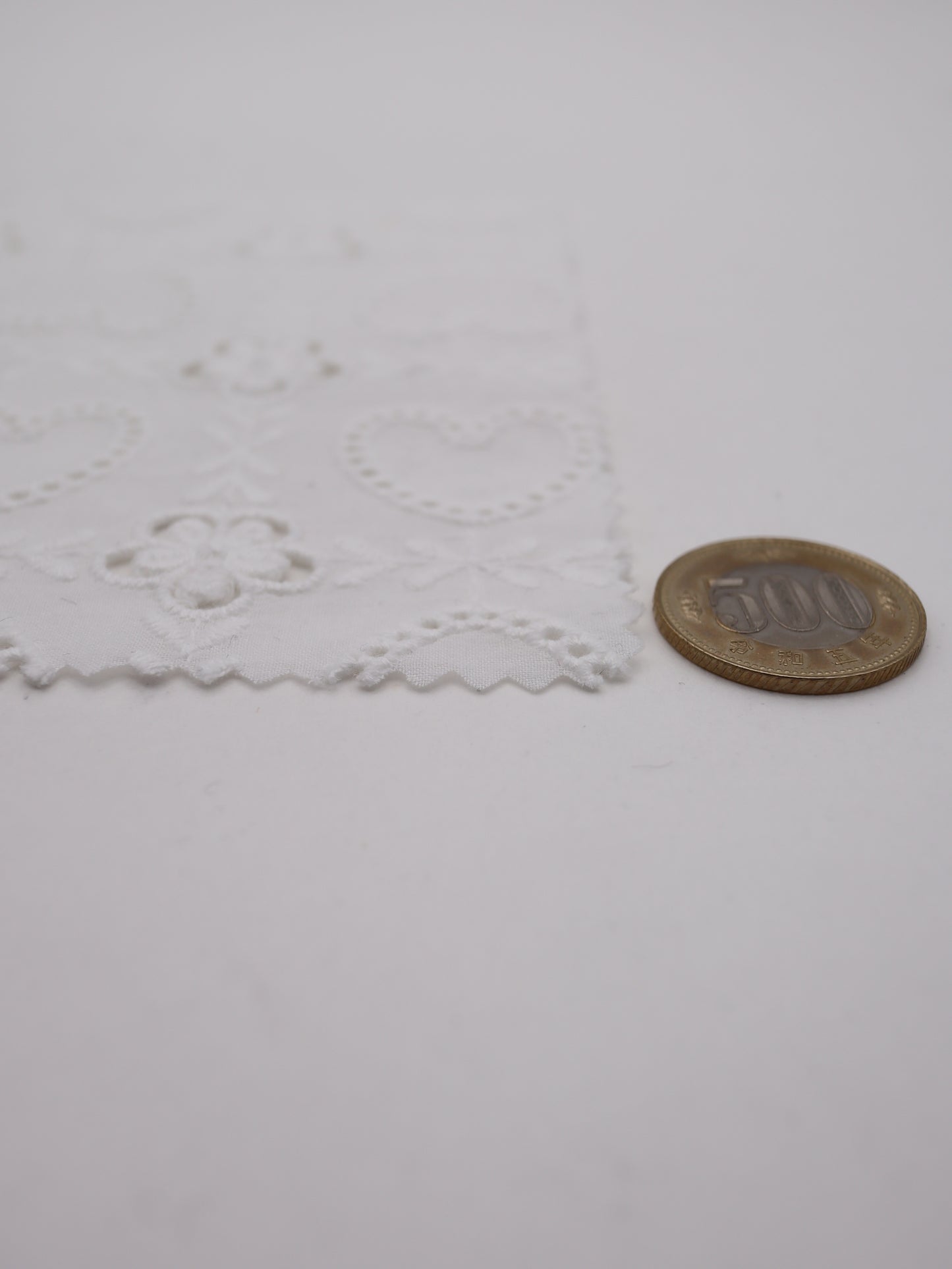 綿100%・ハート＆フラワーパネル刺繍ローン生地｜【生地幅】約127センチ 【混率】綿100％｜ドッグウエア・KIDSウエア・ブラウス・雑貨向き｜26AW-240