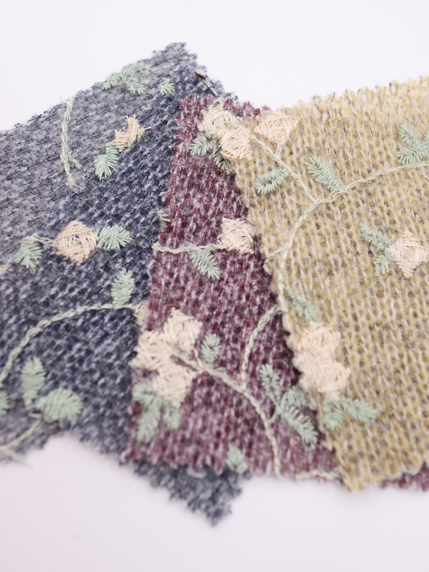 フラワー刺繍オーガンジーボンディングニットソー｜【生地幅】約142センチ 【混率】アクリル50％ポリエステル50％｜ドッグウエア・KIDSウエア・トップス・雑貨向き｜26AW-236