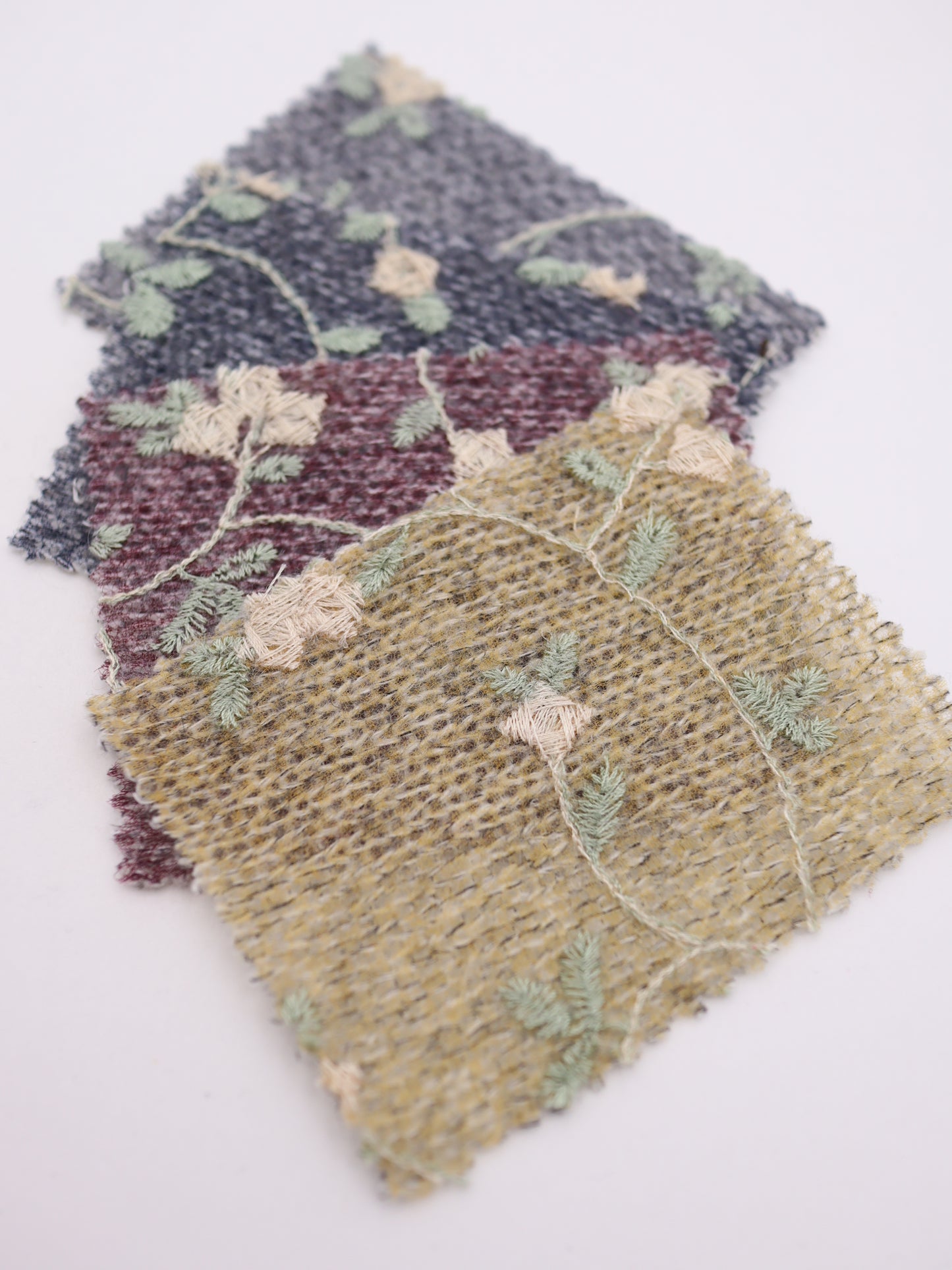 フラワー刺繍オーガンジーボンディングニットソー｜【生地幅】約142センチ 【混率】アクリル50％ポリエステル50％｜ドッグウエア・KIDSウエア・トップス・雑貨向き｜26AW-236