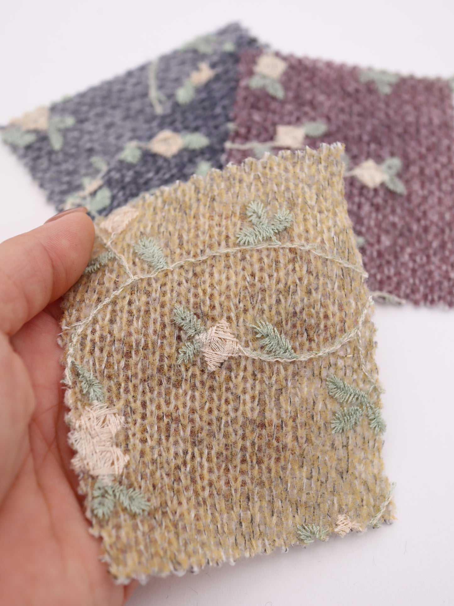フラワー刺繍オーガンジーボンディングニットソー｜【生地幅】約142センチ 【混率】アクリル50％ポリエステル50％｜ドッグウエア・KIDSウエア・トップス・雑貨向き｜26AW-236
