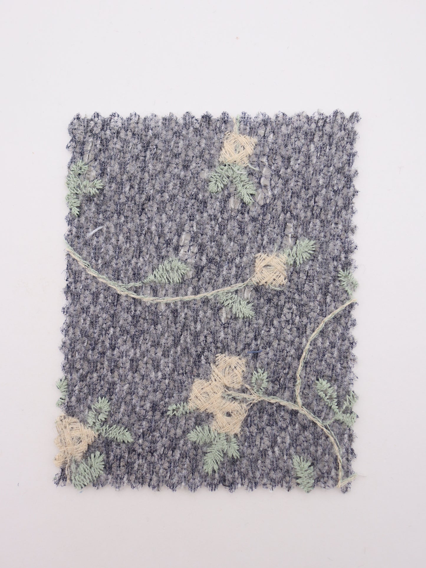 フラワー刺繍オーガンジーボンディングニットソー｜【生地幅】約142センチ 【混率】アクリル50％ポリエステル50％｜ドッグウエア・KIDSウエア・トップス・雑貨向き｜26AW-236