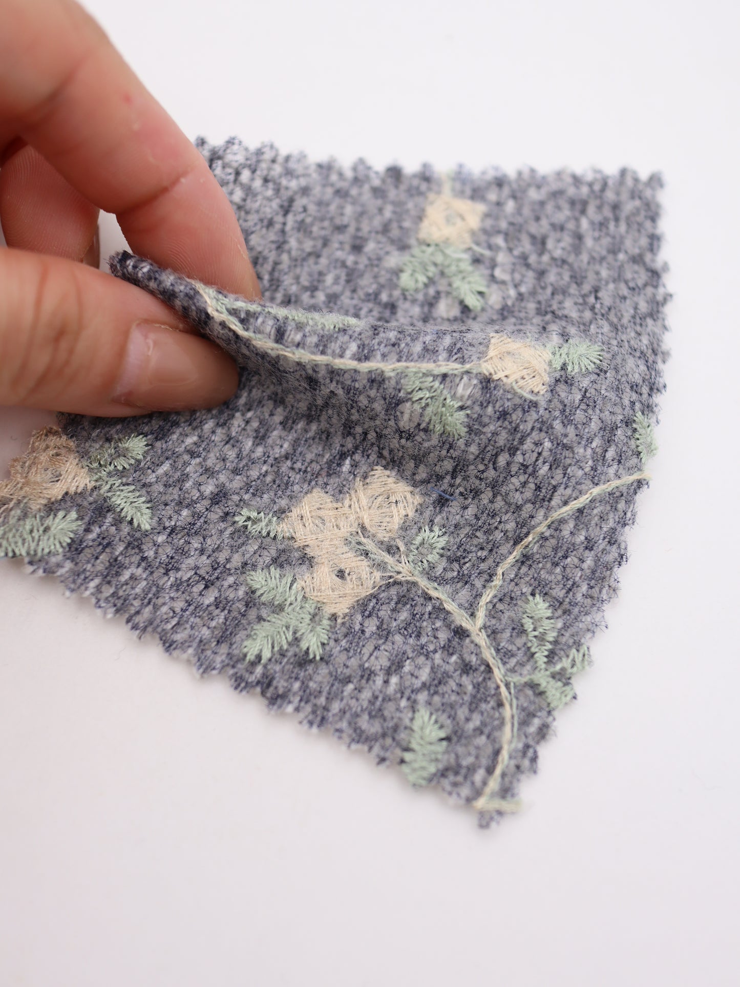 フラワー刺繍オーガンジーボンディングニットソー｜【生地幅】約142センチ 【混率】アクリル50％ポリエステル50％｜ドッグウエア・KIDSウエア・トップス・雑貨向き｜26AW-236