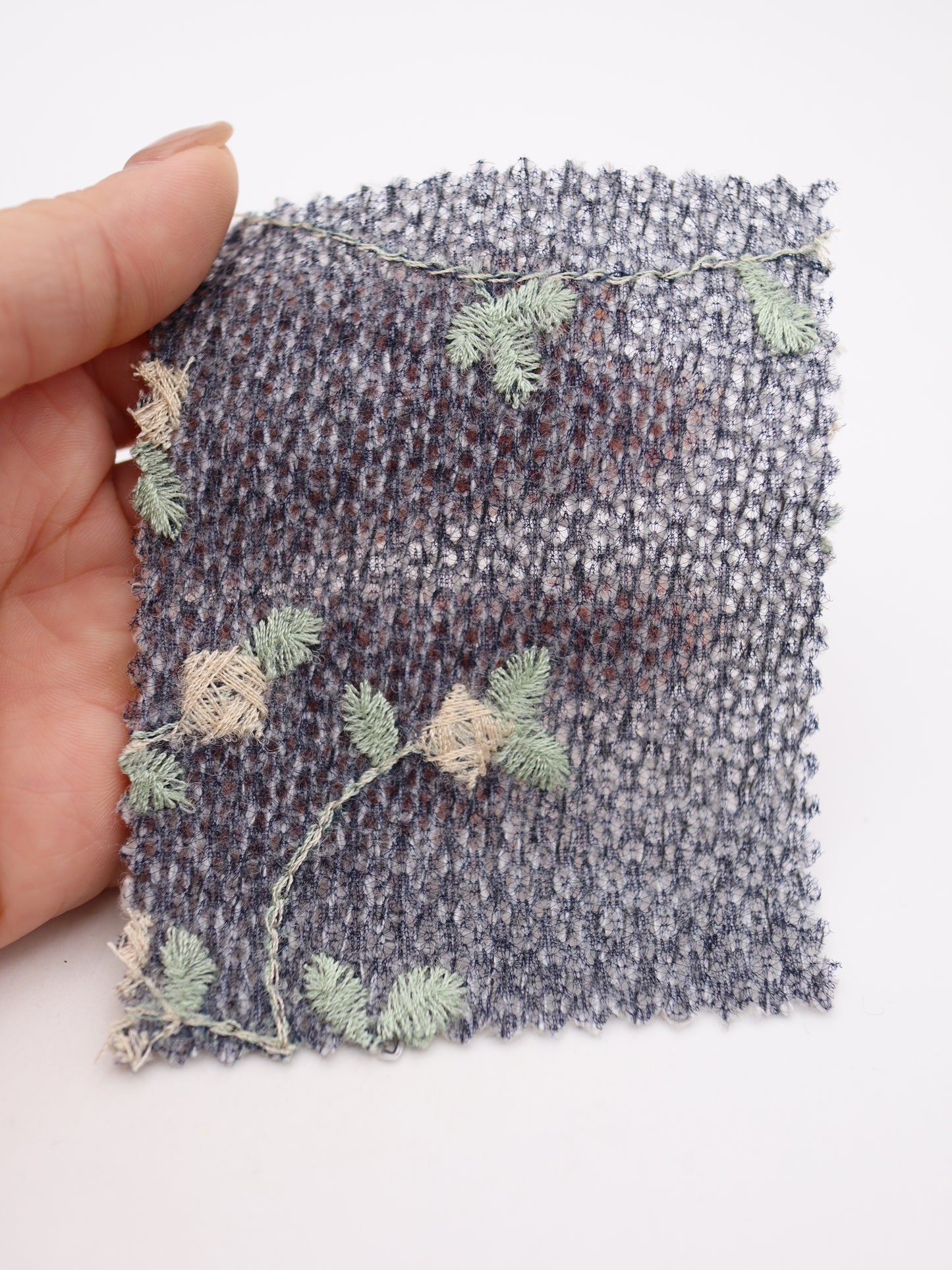 フラワー刺繍オーガンジーボンディングニットソー｜【生地幅】約142センチ 【混率】アクリル50％ポリエステル50％｜ドッグウエア・KIDSウエア・トップス・雑貨向き｜26AW-236