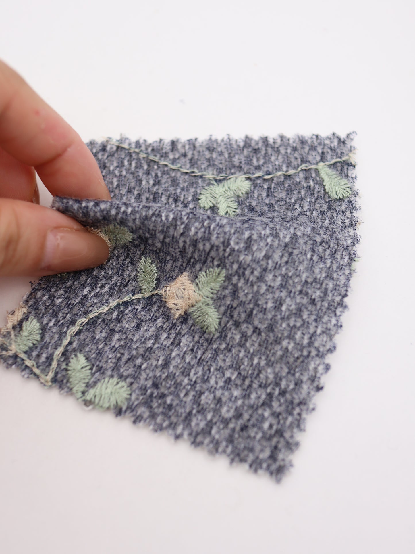 フラワー刺繍オーガンジーボンディングニットソー｜【生地幅】約142センチ 【混率】アクリル50％ポリエステル50％｜ドッグウエア・KIDSウエア・トップス・雑貨向き｜26AW-236