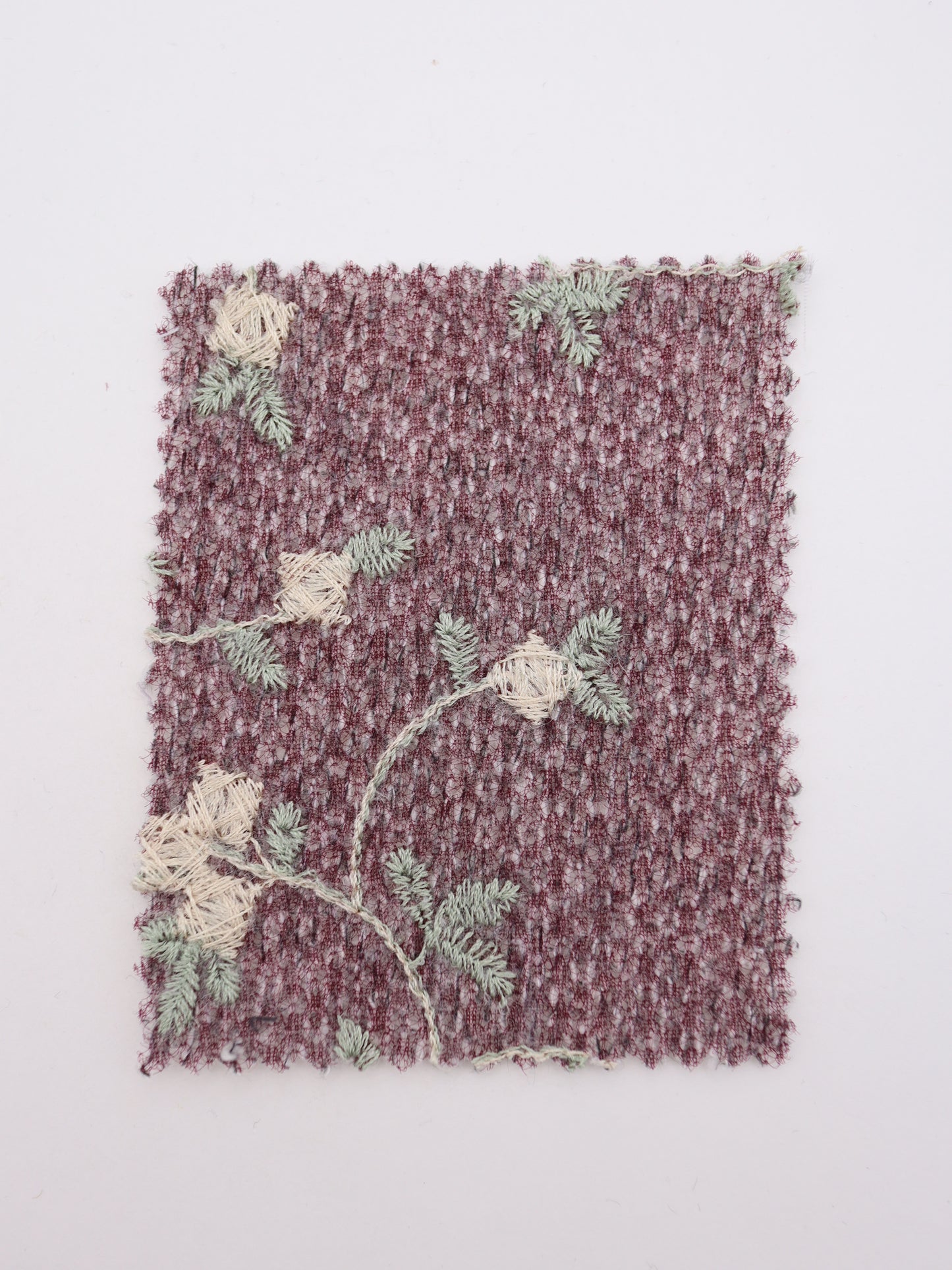 フラワー刺繍オーガンジーボンディングニットソー｜【生地幅】約142センチ 【混率】アクリル50％ポリエステル50％｜ドッグウエア・KIDSウエア・トップス・雑貨向き｜26AW-236