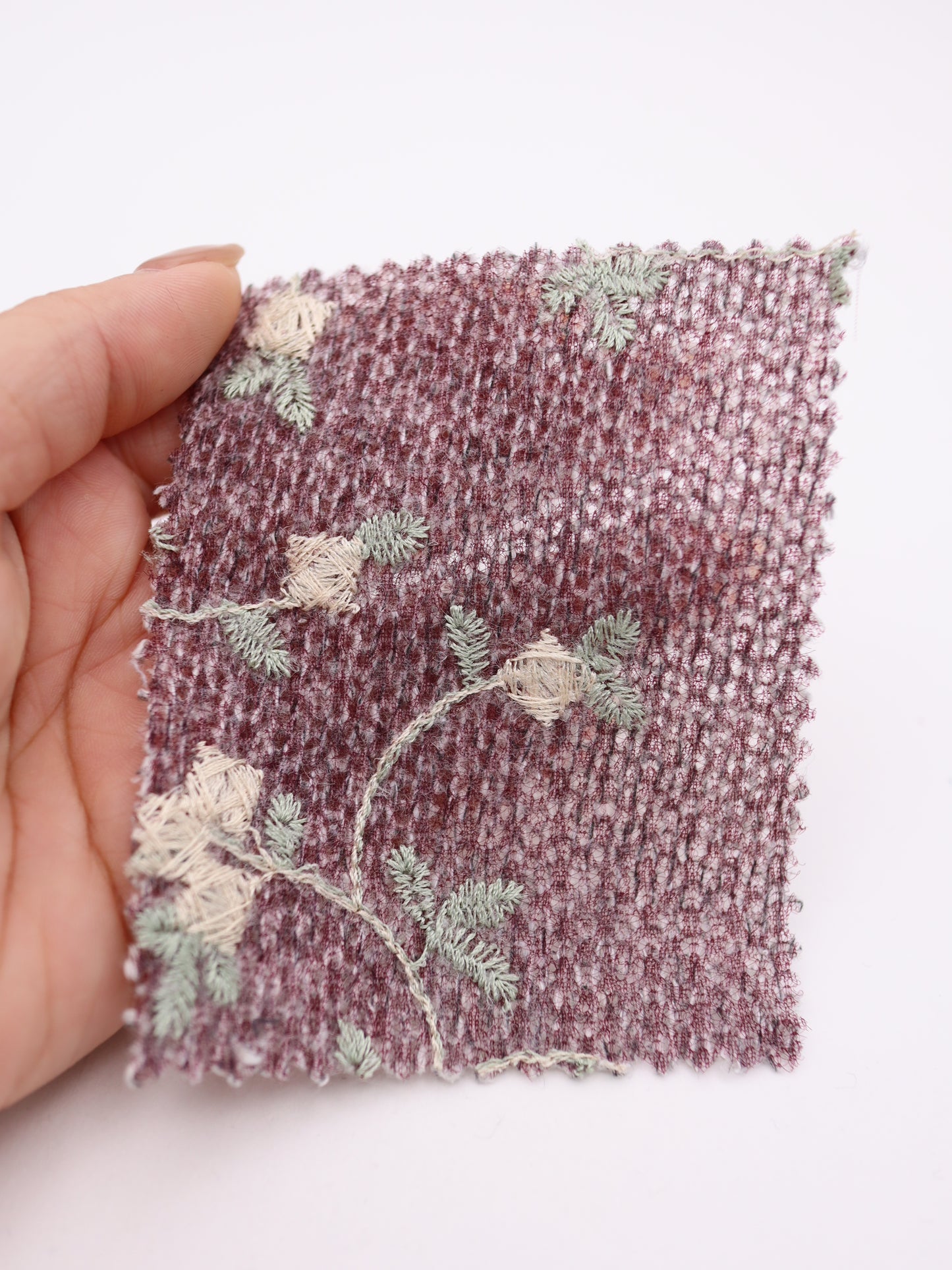 フラワー刺繍オーガンジーボンディングニットソー｜【生地幅】約142センチ 【混率】アクリル50％ポリエステル50％｜ドッグウエア・KIDSウエア・トップス・雑貨向き｜26AW-236