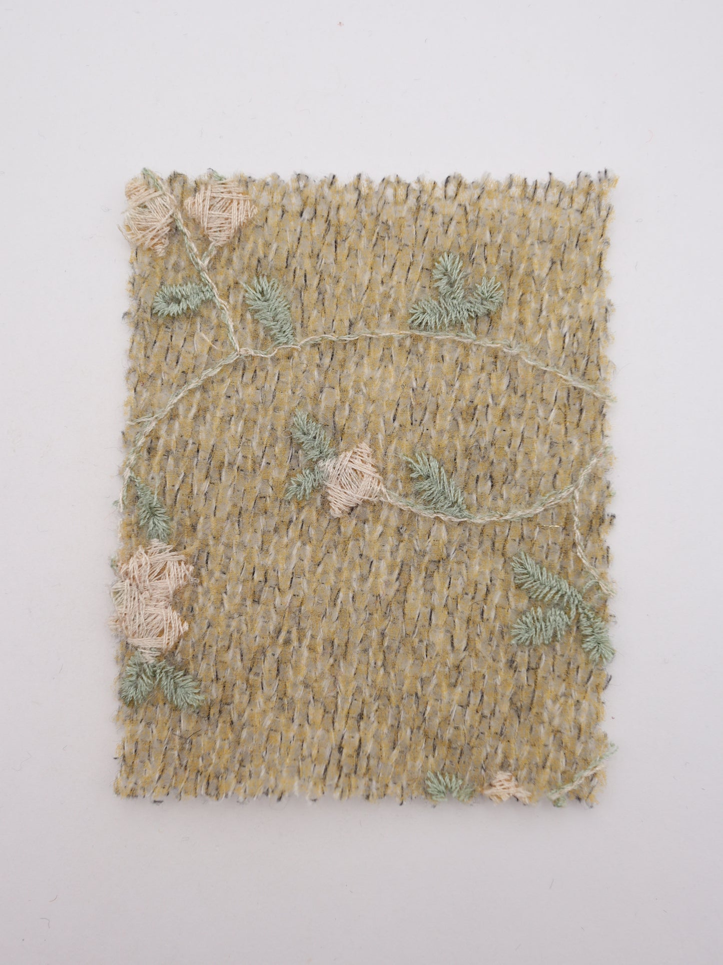 フラワー刺繍オーガンジーボンディングニットソー｜【生地幅】約142センチ 【混率】アクリル50％ポリエステル50％｜ドッグウエア・KIDSウエア・トップス・雑貨向き｜26AW-236