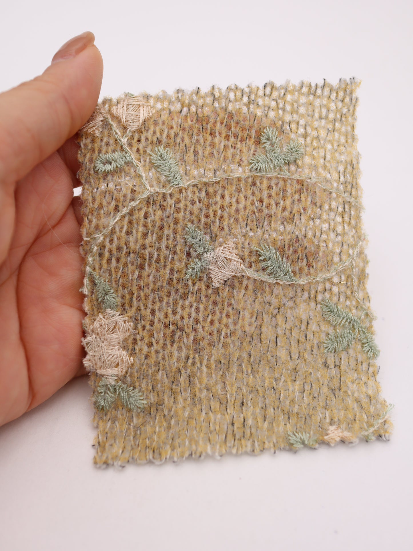 フラワー刺繍オーガンジーボンディングニットソー｜【生地幅】約142センチ 【混率】アクリル50％ポリエステル50％｜ドッグウエア・KIDSウエア・トップス・雑貨向き｜26AW-236
