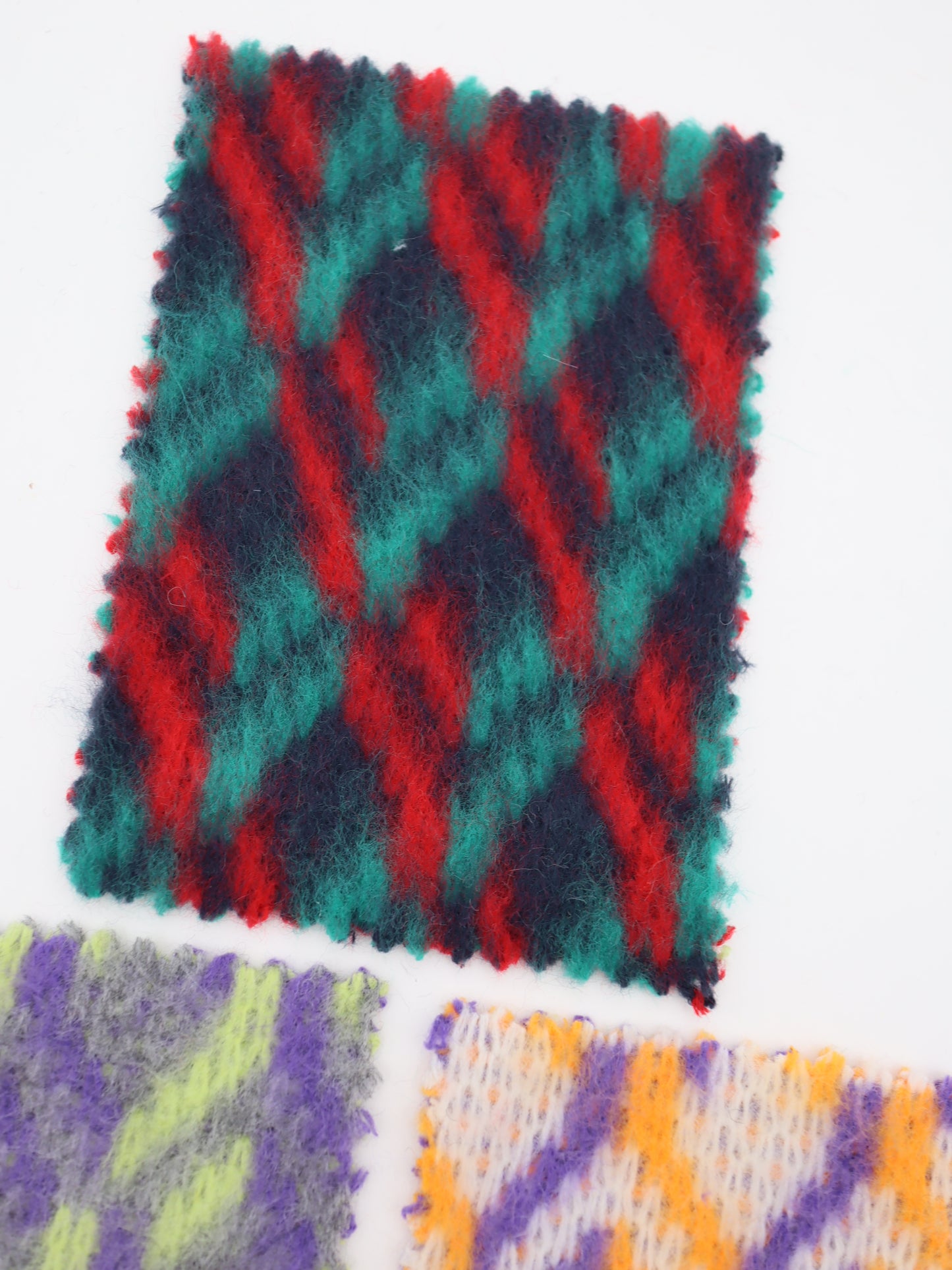 起毛カラフル幾何柄ダブルフェイスジャガードニット｜【生地幅】約142センチ 【混率】アクリル100％｜ドッグウエア・KIDSウエア・トップス・雑貨向き｜26AW-047