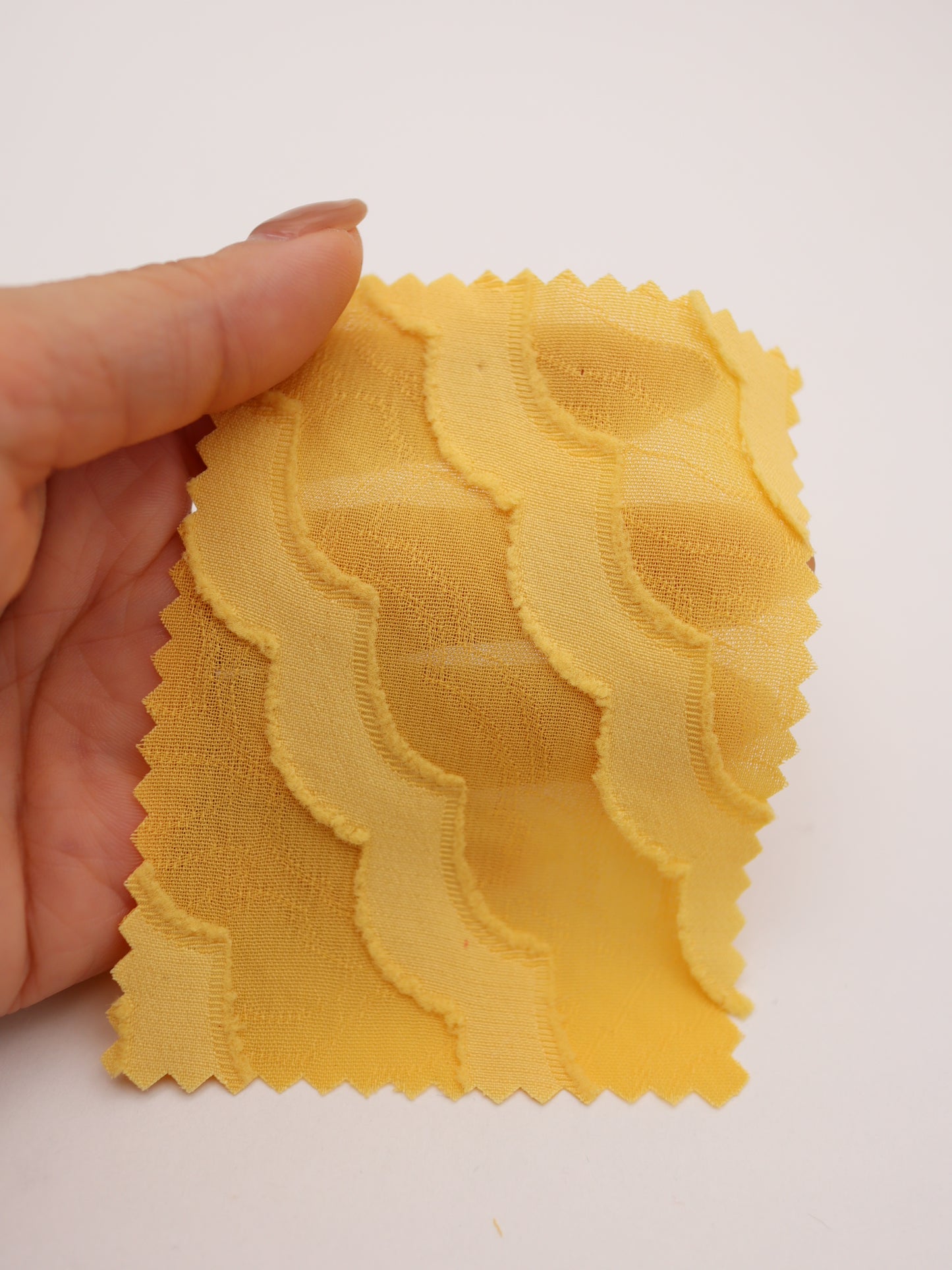 3D立体なみなみスカラップジャガードシフォン｜【生地幅】約142センチ 【混率】ポリエステル100％｜ドッグウエア・KIDSウエア・ブラウス・雑貨・衣装向き｜26AW-249