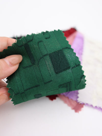 ふさふさフリンジ幾何柄カットジャガード｜【生地幅】約137センチ 【混率】ポリエステル100％｜ドッグウエア・KIDSウエア・ブラウス・雑貨・衣装向き｜26AW-260
