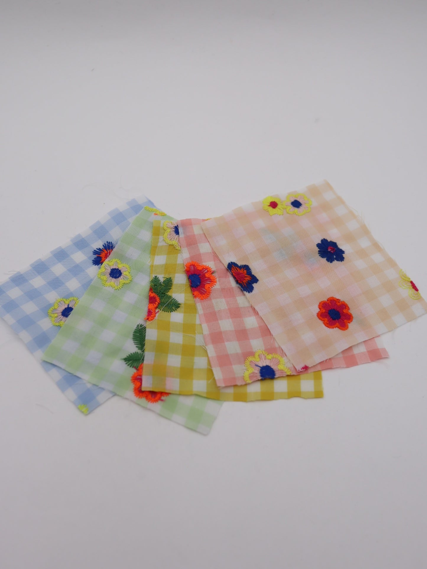 カラフルレトロフラワー刺繍ギンガムチェックローン｜【生地幅】約127センチ 【混率】ポリエステル100％｜ドッグウエア・KIDSウエア・雑貨・衣装向き｜26AW-283