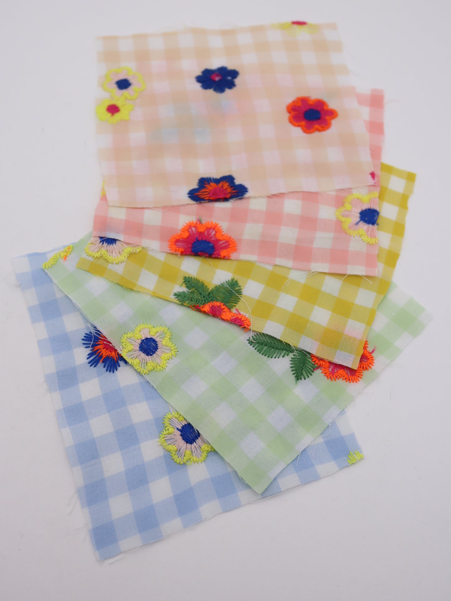 カラフルレトロフラワー刺繍ギンガムチェックローン｜【生地幅】約127センチ 【混率】ポリエステル100％｜ドッグウエア・KIDSウエア・雑貨・衣装向き｜26AW-283