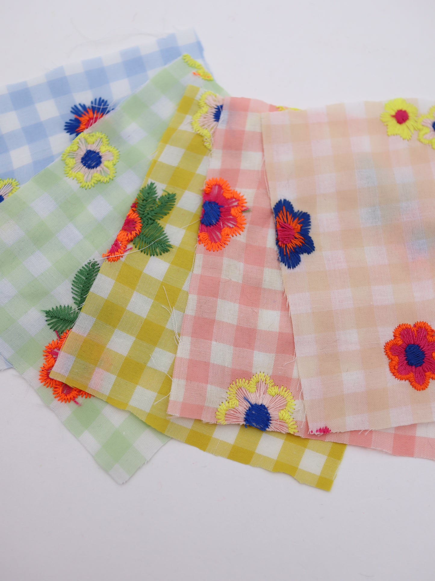 カラフルレトロフラワー刺繍ギンガムチェックローン｜【生地幅】約127センチ 【混率】ポリエステル100％｜ドッグウエア・KIDSウエア・雑貨・衣装向き｜26AW-283