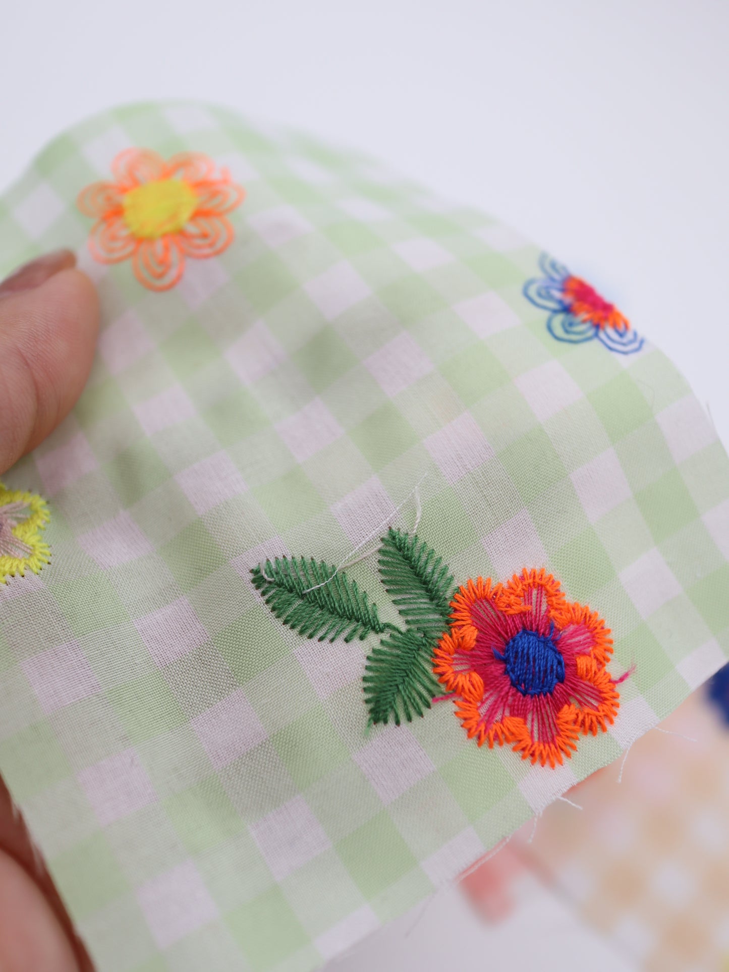 カラフルレトロフラワー刺繍ギンガムチェックローン｜【生地幅】約127センチ 【混率】ポリエステル100％｜ドッグウエア・KIDSウエア・雑貨・衣装向き｜26AW-283