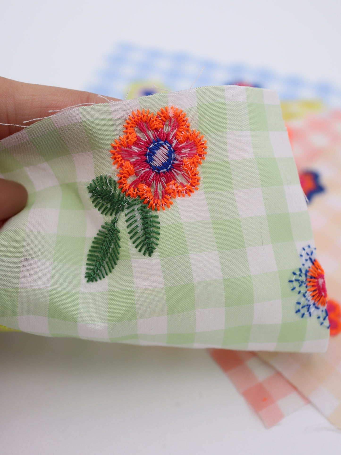 カラフルレトロフラワー刺繍ギンガムチェックローン｜【生地幅】約127センチ 【混率】ポリエステル100％｜ドッグウエア・KIDSウエア・雑貨・衣装向き｜26AW-283