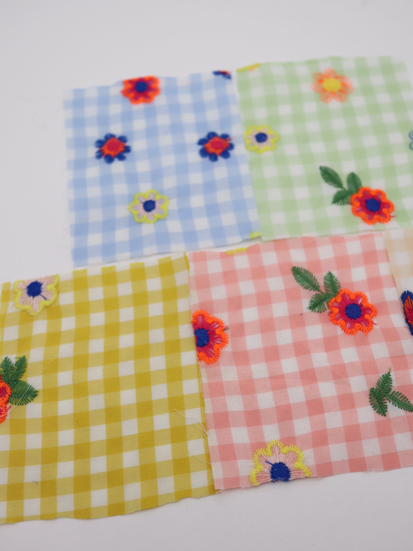 カラフルレトロフラワー刺繍ギンガムチェックローン｜【生地幅】約127センチ 【混率】ポリエステル100％｜ドッグウエア・KIDSウエア・雑貨・衣装向き｜26AW-283
