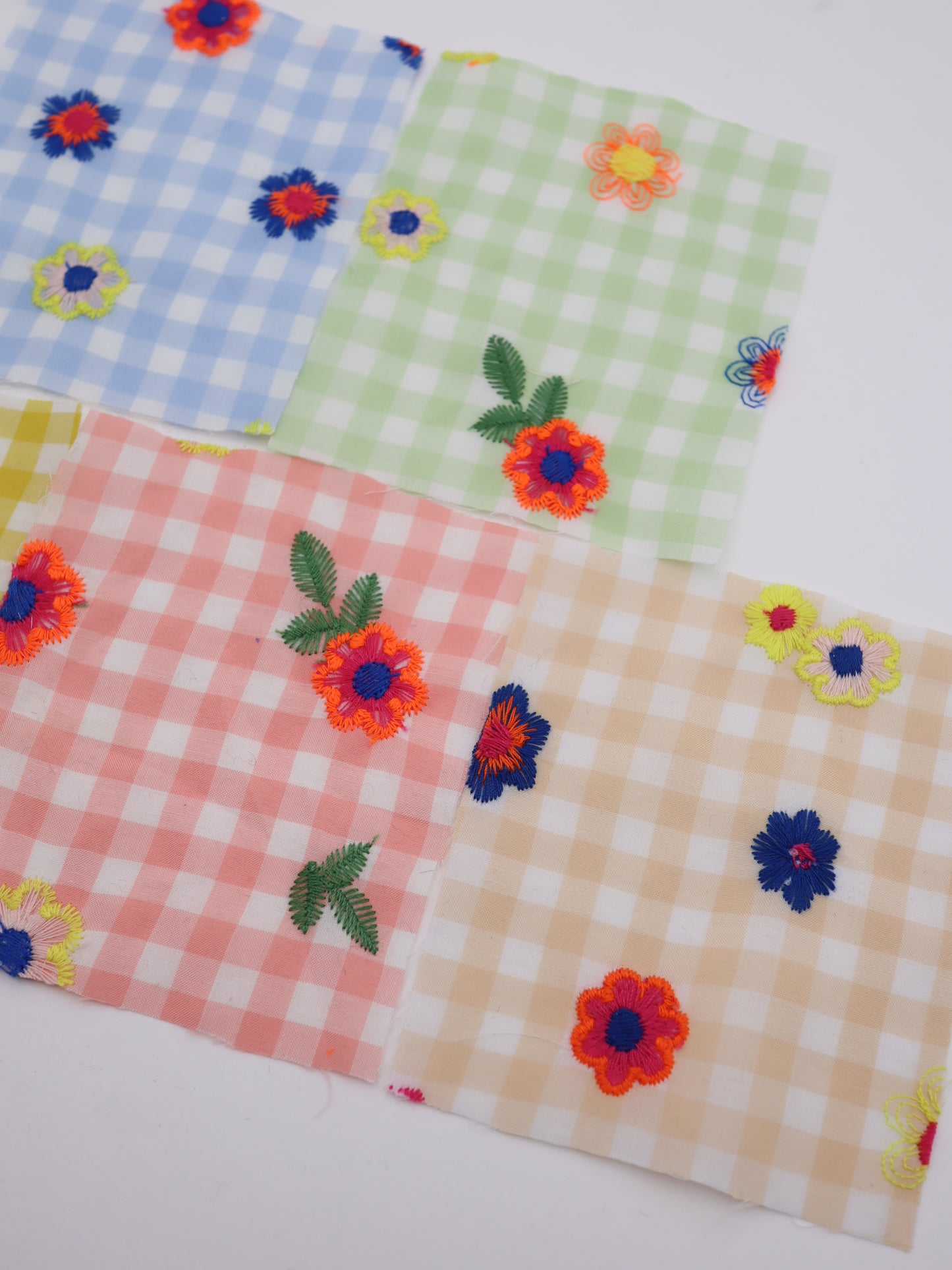 カラフルレトロフラワー刺繍ギンガムチェックローン｜【生地幅】約127センチ 【混率】ポリエステル100％｜ドッグウエア・KIDSウエア・雑貨・衣装向き｜26AW-283