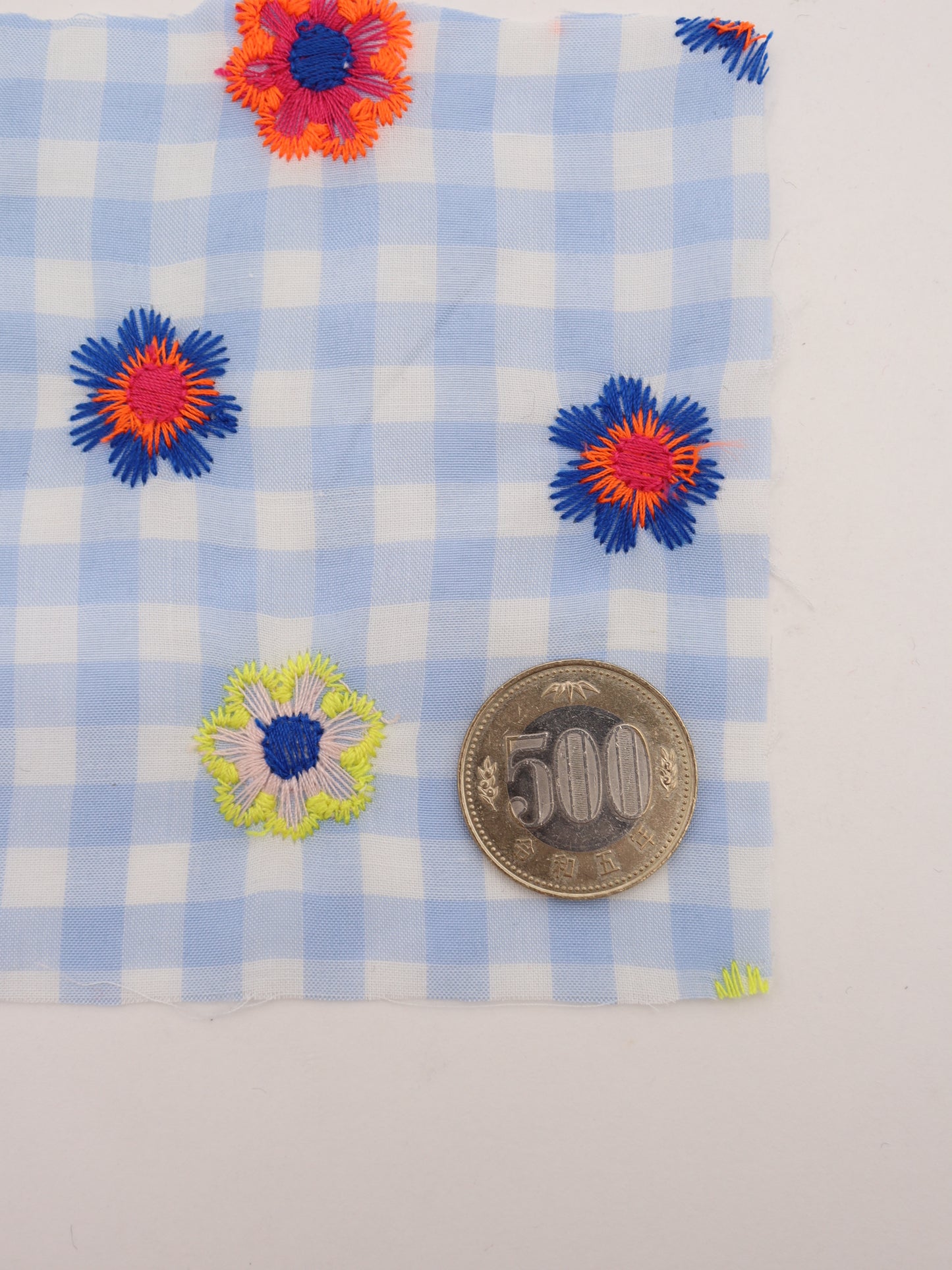 カラフルレトロフラワー刺繍ギンガムチェックローン｜【生地幅】約127センチ 【混率】ポリエステル100％｜ドッグウエア・KIDSウエア・雑貨・衣装向き｜26AW-283