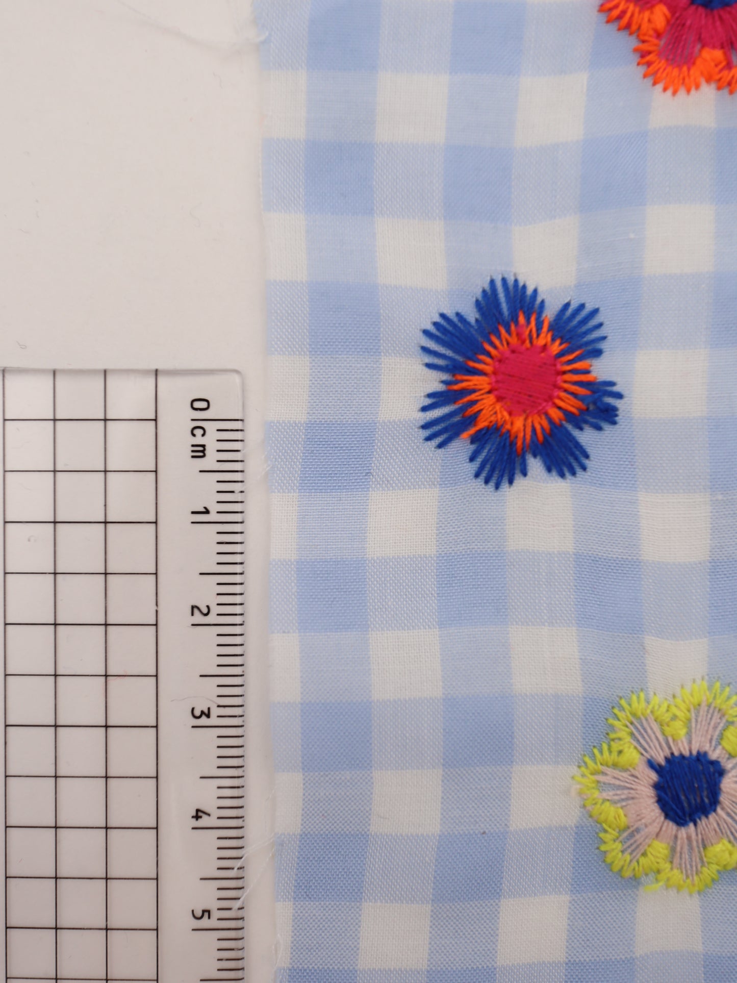 カラフルレトロフラワー刺繍ギンガムチェックローン｜【生地幅】約127センチ 【混率】ポリエステル100％｜ドッグウエア・KIDSウエア・雑貨・衣装向き｜26AW-283