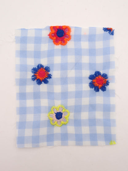 カラフルレトロフラワー刺繍ギンガムチェックローン｜【生地幅】約127センチ 【混率】ポリエステル100％｜ドッグウエア・KIDSウエア・雑貨・衣装向き｜26AW-283
