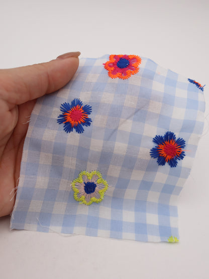 カラフルレトロフラワー刺繍ギンガムチェックローン｜【生地幅】約127センチ 【混率】ポリエステル100％｜ドッグウエア・KIDSウエア・雑貨・衣装向き｜26AW-283