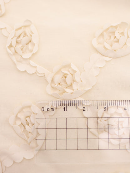 【25AW-018】クロスフラワー柄立体刺繍綿ローン　/0.5ｙあたり=～1180円