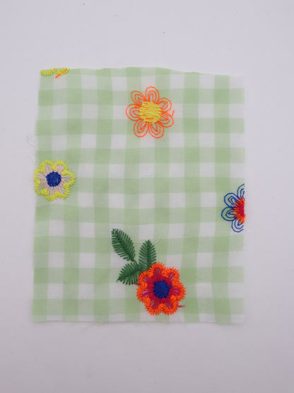 カラフルレトロフラワー刺繍ギンガムチェックローン｜【生地幅】約127センチ 【混率】ポリエステル100％｜ドッグウエア・KIDSウエア・雑貨・衣装向き｜26AW-283