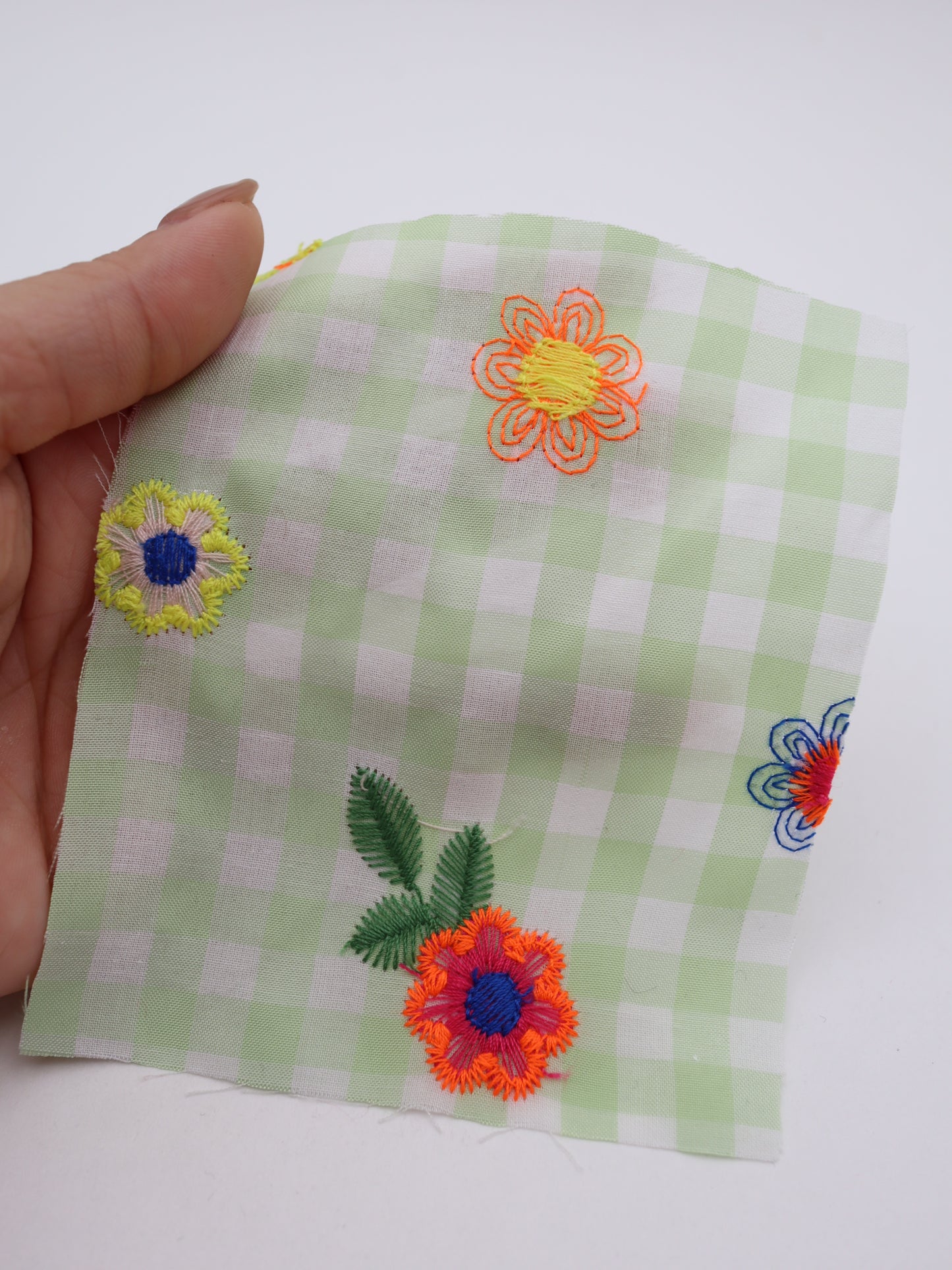 カラフルレトロフラワー刺繍ギンガムチェックローン｜【生地幅】約127センチ 【混率】ポリエステル100％｜ドッグウエア・KIDSウエア・雑貨・衣装向き｜26AW-283