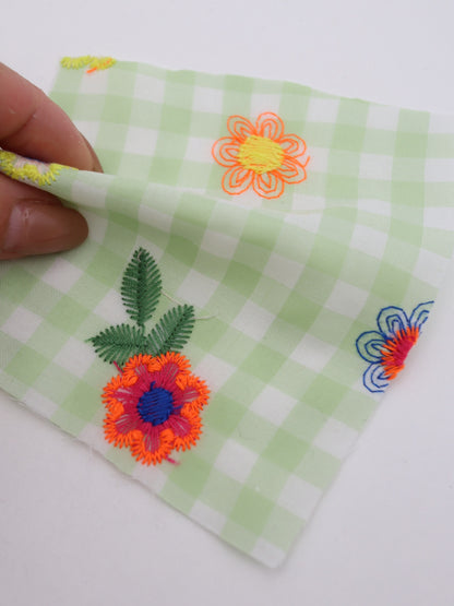 カラフルレトロフラワー刺繍ギンガムチェックローン｜【生地幅】約127センチ 【混率】ポリエステル100％｜ドッグウエア・KIDSウエア・雑貨・衣装向き｜26AW-283