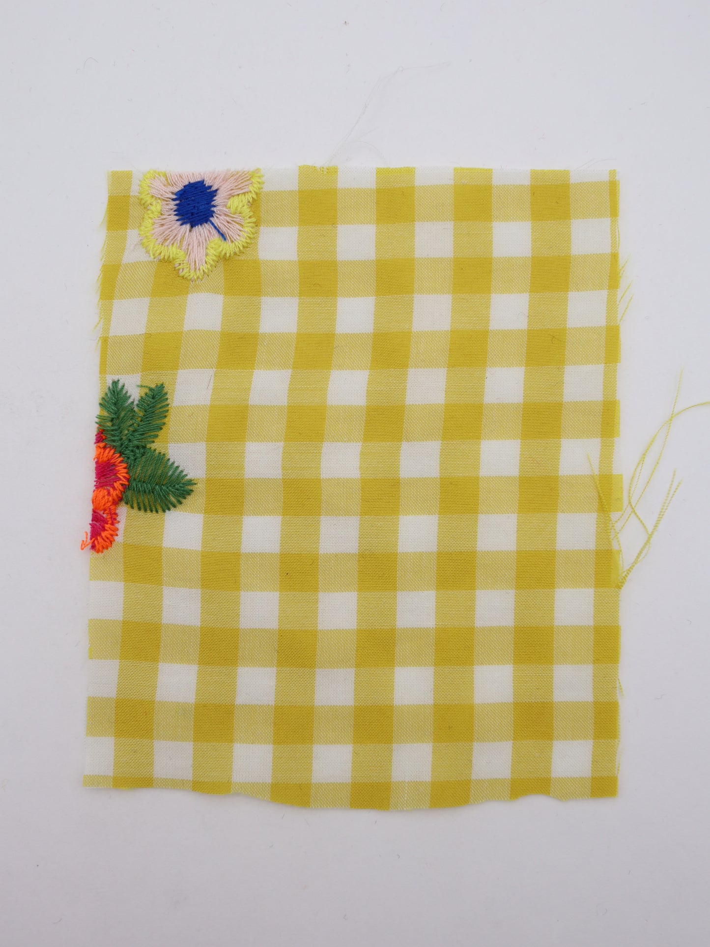カラフルレトロフラワー刺繍ギンガムチェックローン｜【生地幅】約127センチ 【混率】ポリエステル100％｜ドッグウエア・KIDSウエア・雑貨・衣装向き｜26AW-283