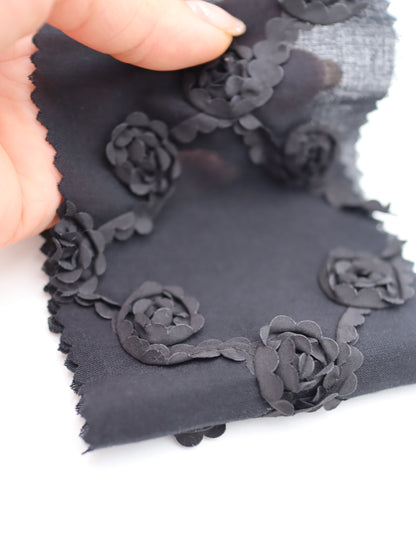 【25AW-018】クロスフラワー柄立体刺繍綿ローン　/0.5ｙあたり=～1180円
