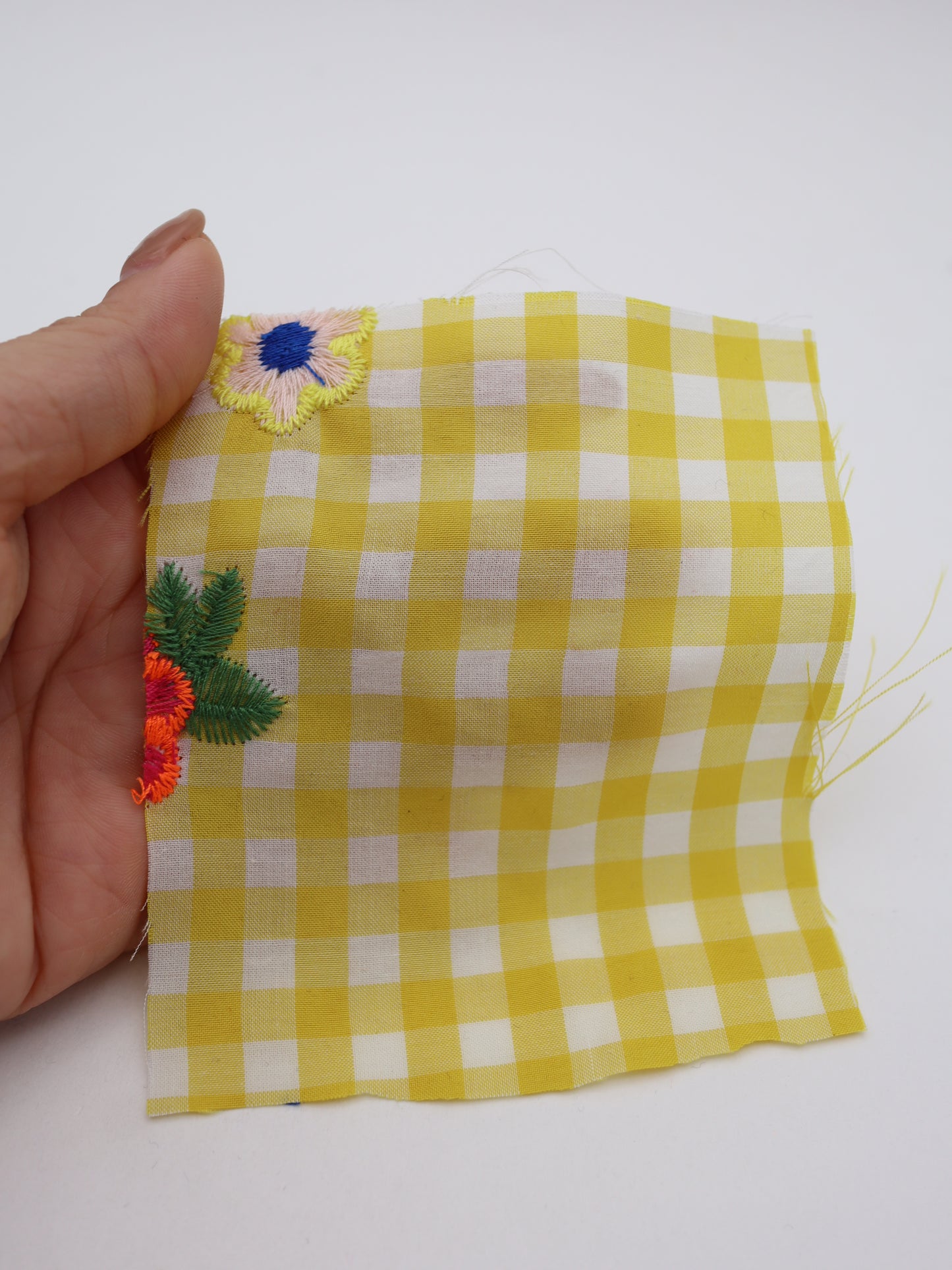 カラフルレトロフラワー刺繍ギンガムチェックローン｜【生地幅】約127センチ 【混率】ポリエステル100％｜ドッグウエア・KIDSウエア・雑貨・衣装向き｜26AW-283