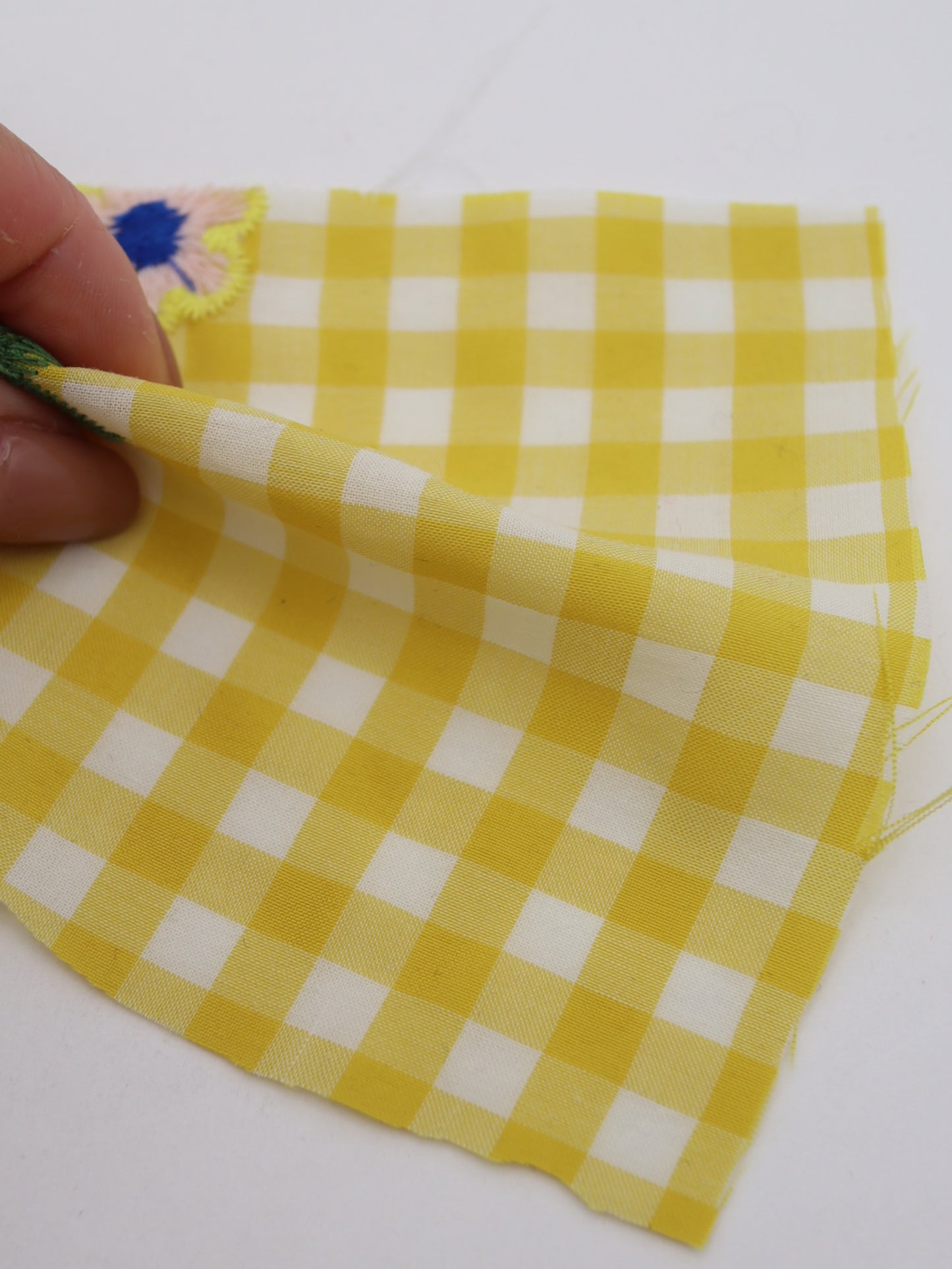 カラフルレトロフラワー刺繍ギンガムチェックローン｜【生地幅】約127センチ 【混率】ポリエステル100％｜ドッグウエア・KIDSウエア・雑貨・衣装向き｜26AW-283