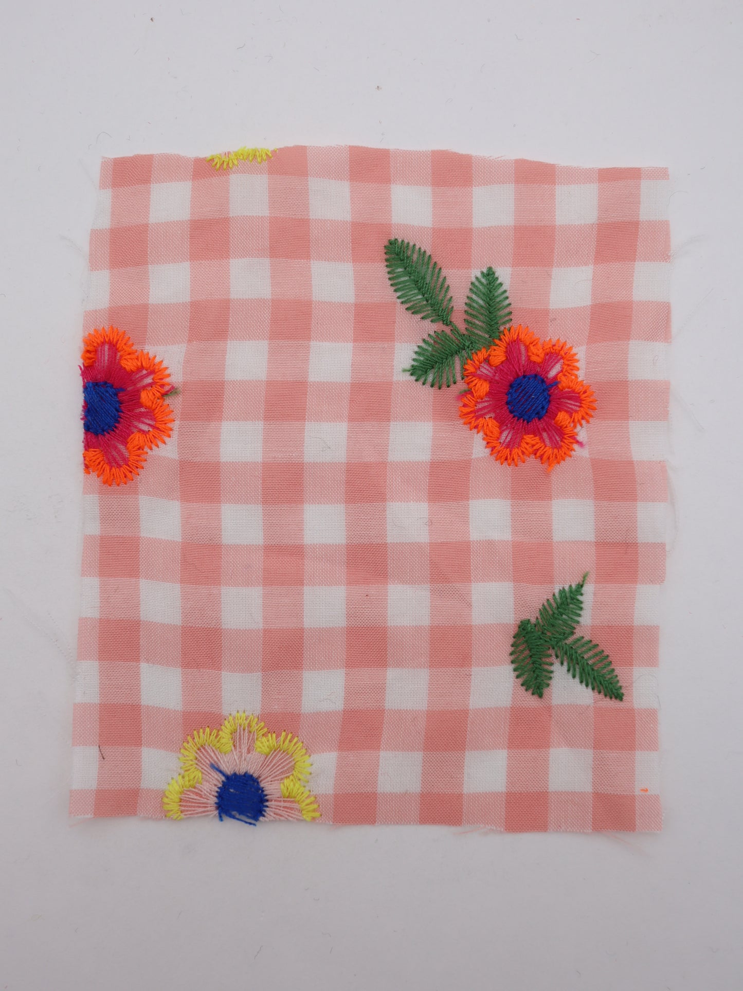 カラフルレトロフラワー刺繍ギンガムチェックローン｜【生地幅】約127センチ 【混率】ポリエステル100％｜ドッグウエア・KIDSウエア・雑貨・衣装向き｜26AW-283