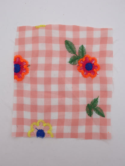 カラフルレトロフラワー刺繍ギンガムチェックローン｜【生地幅】約127センチ 【混率】ポリエステル100％｜ドッグウエア・KIDSウエア・雑貨・衣装向き｜26AW-283