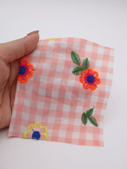 カラフルレトロフラワー刺繍ギンガムチェックローン｜【生地幅】約127センチ 【混率】ポリエステル100％｜ドッグウエア・KIDSウエア・雑貨・衣装向き｜26AW-283