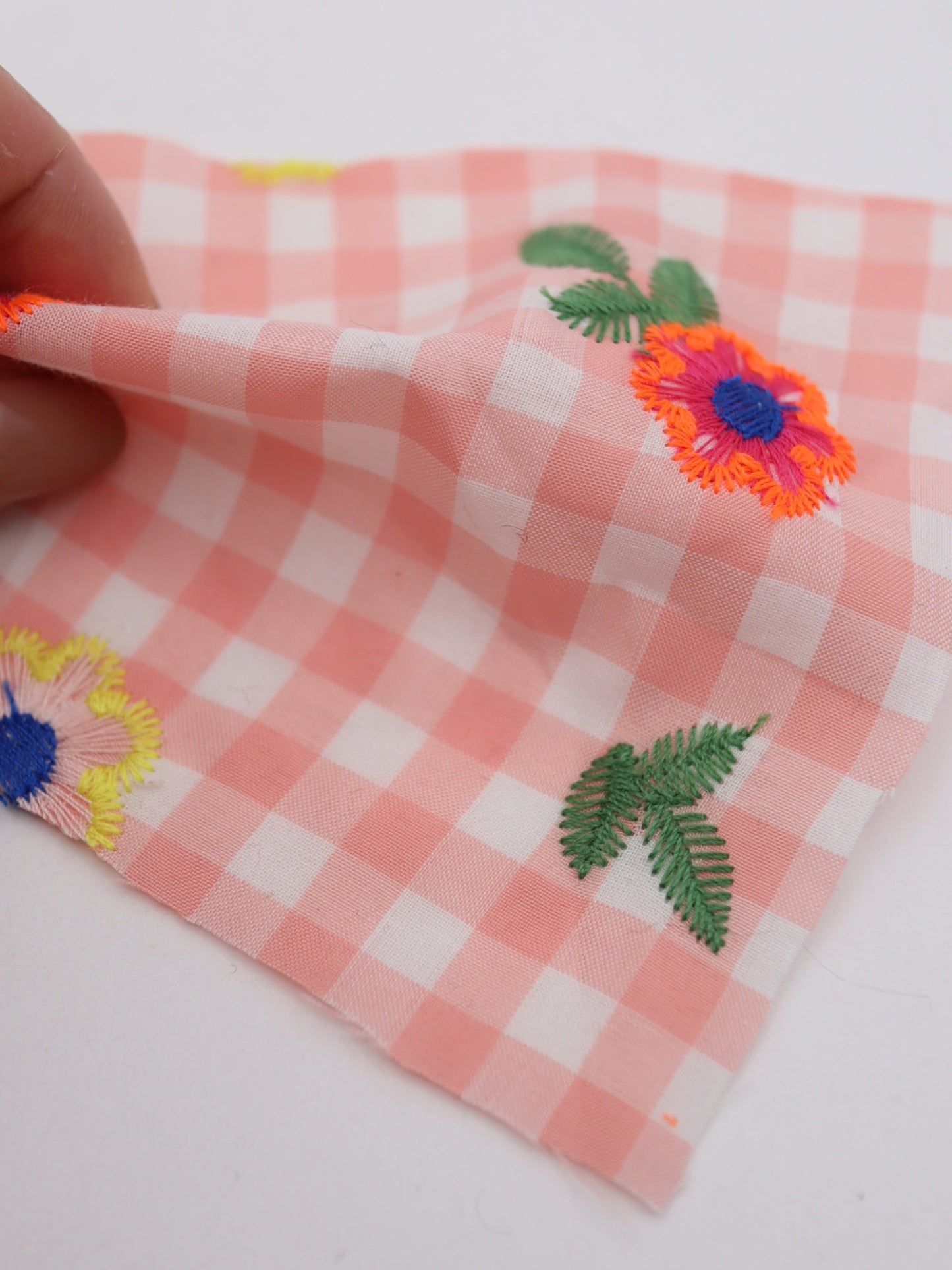 カラフルレトロフラワー刺繍ギンガムチェックローン｜【生地幅】約127センチ 【混率】ポリエステル100％｜ドッグウエア・KIDSウエア・雑貨・衣装向き｜26AW-283
