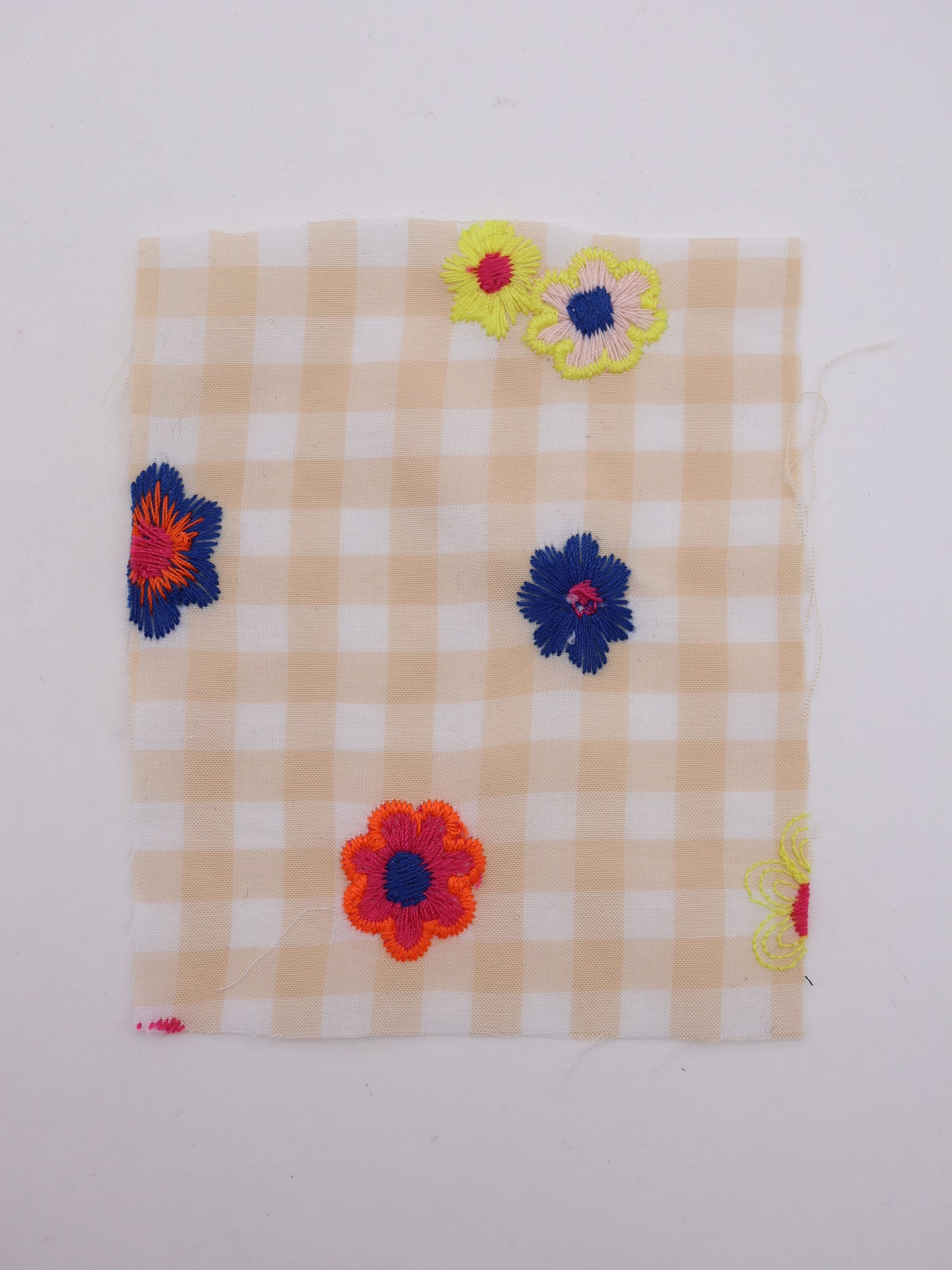 カラフルレトロフラワー刺繍ギンガムチェックローン｜【生地幅】約127センチ 【混率】ポリエステル100％｜ドッグウエア・KIDSウエア・雑貨・衣装向き｜26AW-283