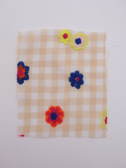 カラフルレトロフラワー刺繍ギンガムチェックローン｜【生地幅】約127センチ 【混率】ポリエステル100％｜ドッグウエア・KIDSウエア・雑貨・衣装向き｜26AW-283