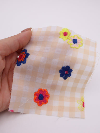 カラフルレトロフラワー刺繍ギンガムチェックローン｜【生地幅】約127センチ 【混率】ポリエステル100％｜ドッグウエア・KIDSウエア・雑貨・衣装向き｜26AW-283