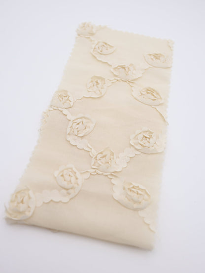 【25AW-018】クロスフラワー柄立体刺繍綿ローン　/0.5ｙあたり=～1180円