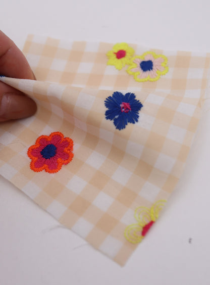 カラフルレトロフラワー刺繍ギンガムチェックローン｜【生地幅】約127センチ 【混率】ポリエステル100％｜ドッグウエア・KIDSウエア・雑貨・衣装向き｜26AW-283