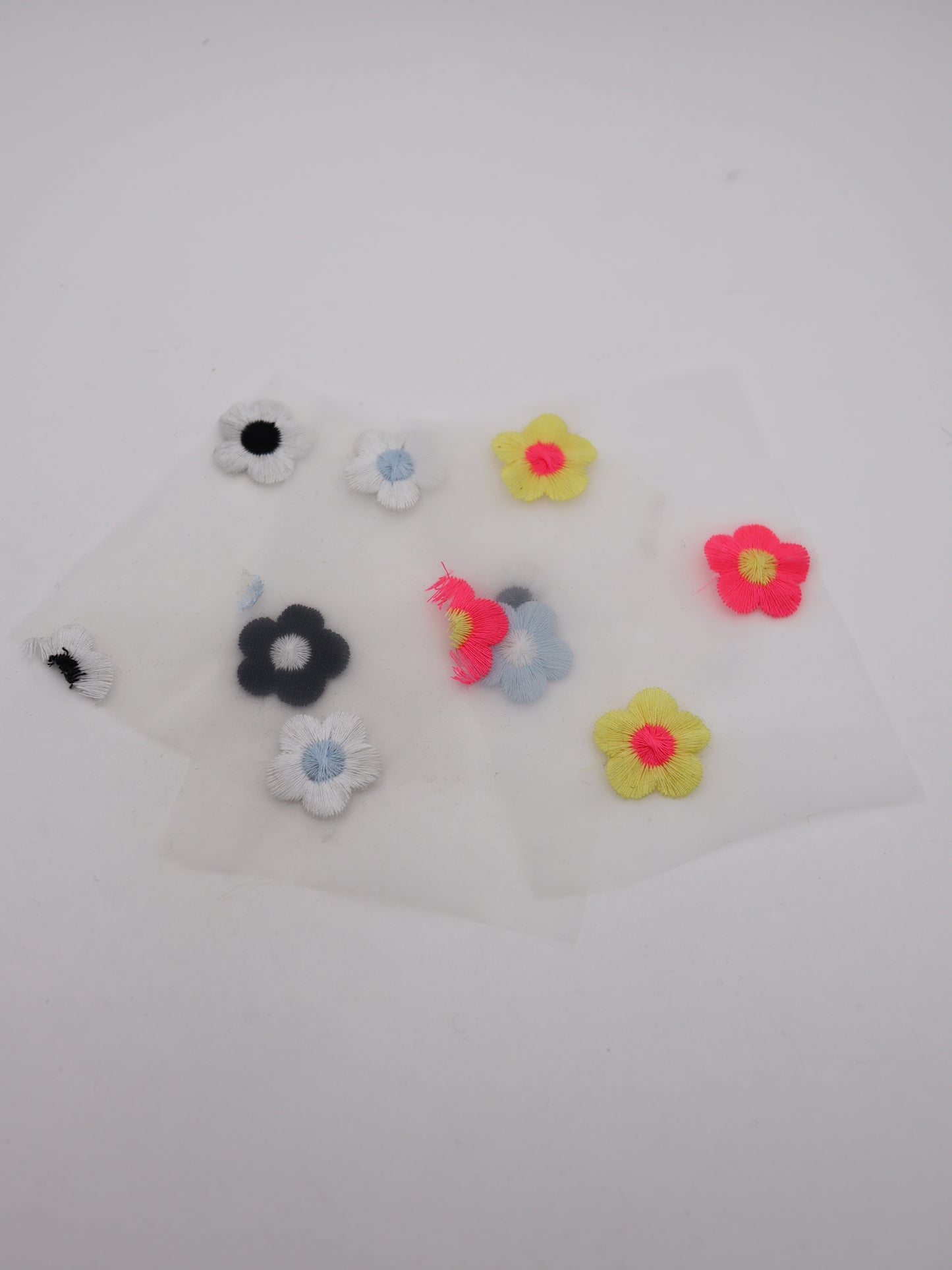 レトロフラワー刺繍オーガンジー｜【生地幅】約127センチ 【混率】ポリエステル100％｜ドッグウエア・KIDSウエア・雑貨・衣装向き｜26AW-284