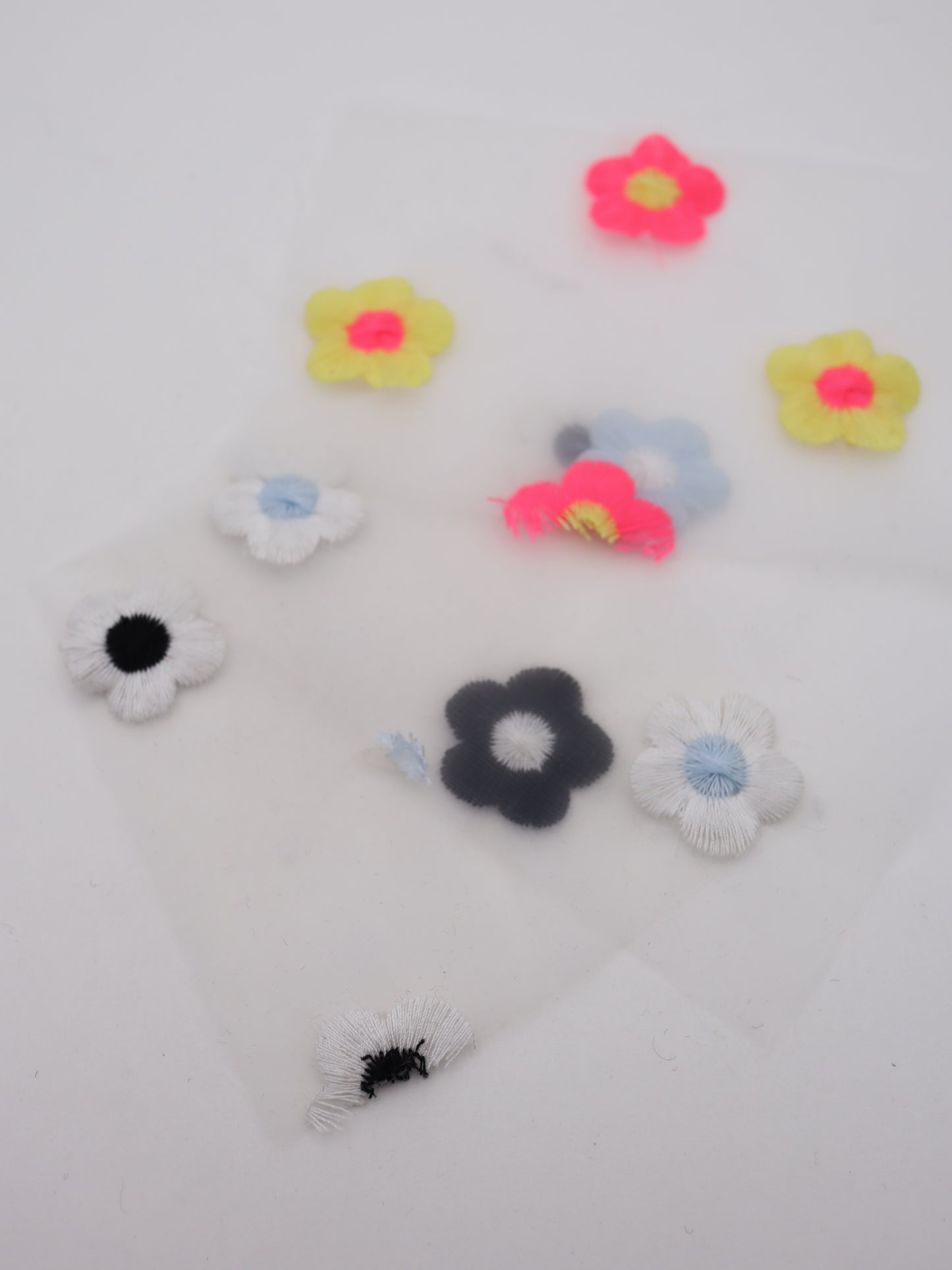 レトロフラワー刺繍オーガンジー｜【生地幅】約127センチ 【混率】ポリエステル100％｜ドッグウエア・KIDSウエア・雑貨・衣装向き｜26AW-284